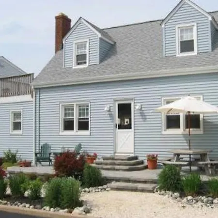 Beach Badges, Wifi, Outdoor Shower, Deck,Ocean Side Duplex In Brighton Beach